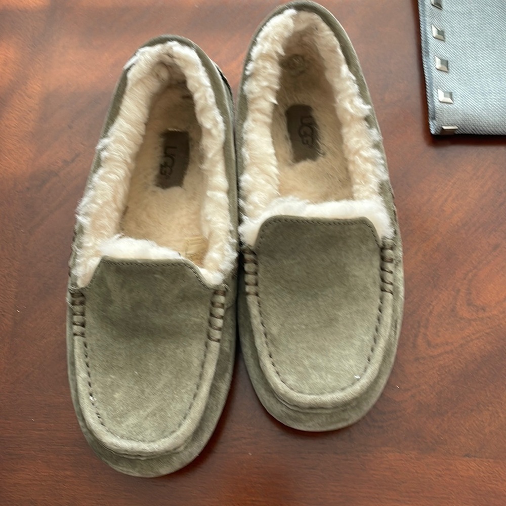 UGG Ansley Sheepskin Shearling Slippers Loafer Moccasin Size 7 Women Olive